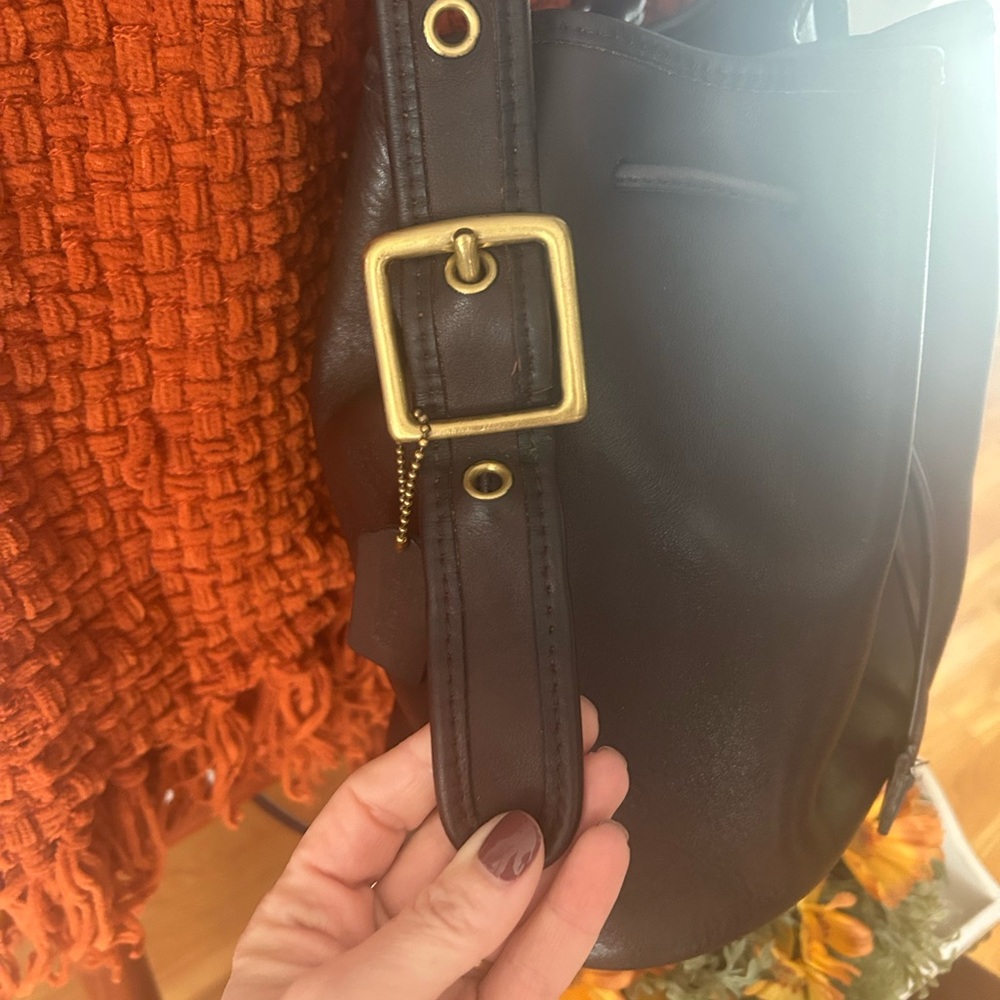 Elegant Brown Leather Bucket Bag - Picture 14 of 16